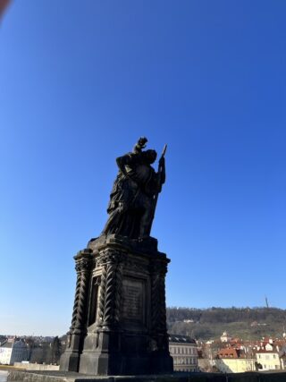 프라하의 까를교에 있는 성 크리스토프의 석상